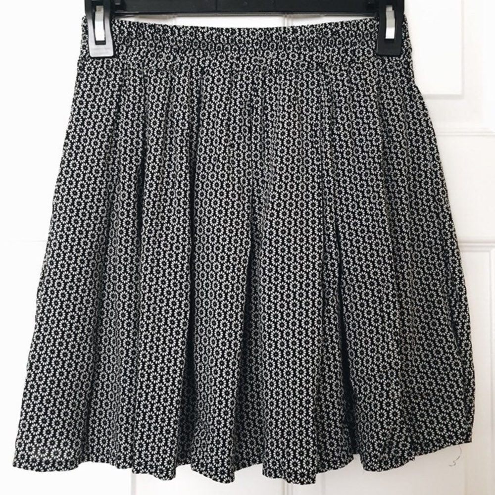 Brandy Melville Skirt🍓☀️